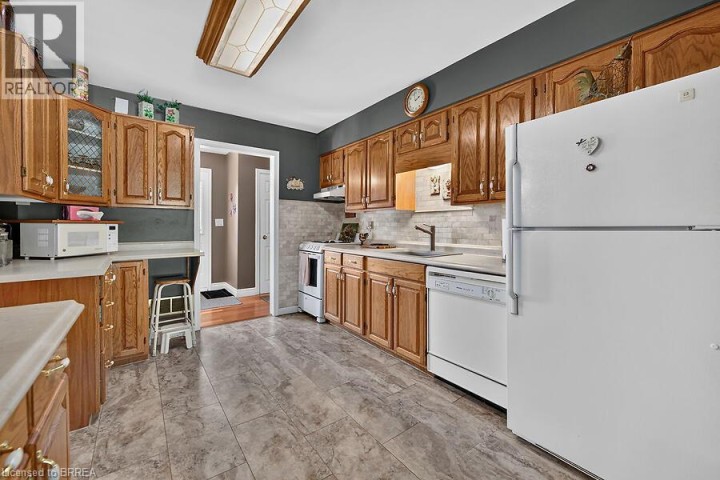 Photo 9 at 21 Carolina Drive, Sky Acres, Brantford