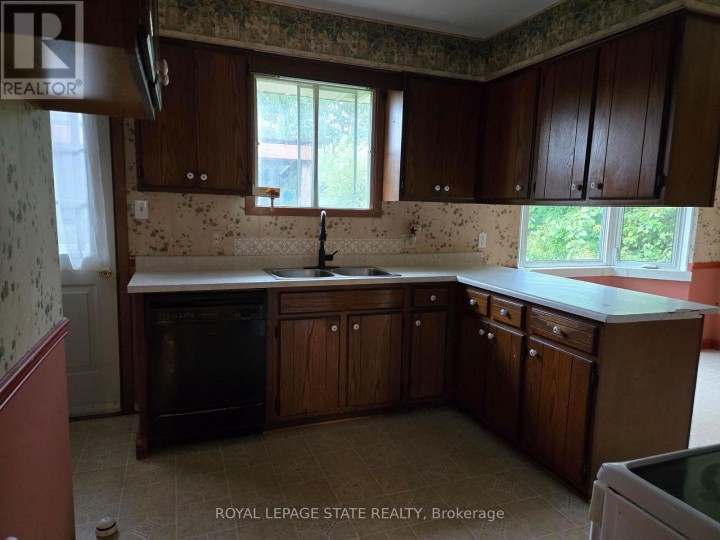 Photo 11 at 8 Lyndhurst Avenue, Pine Grove, Norfolk County
