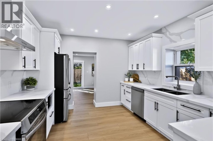 Photo 10 at 9 Walter Street, Eagle Place East, Brantford