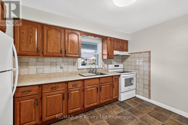 Photo 12 at 830 Maple Avenue, Woodstock - South, Woodstock