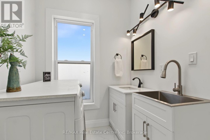 Photo 23 at 657 Frances Street, Woodstock - South, Woodstock