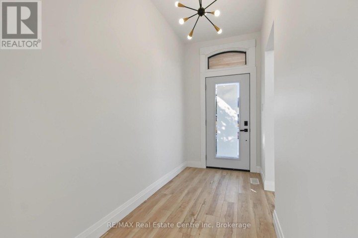 Photo 5 at 657 Frances Street, Woodstock - South, Woodstock
