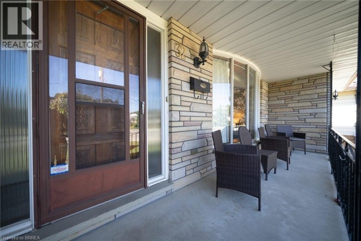 Photo 3 at 32 Avondale Crescent, Echo Place, Brantford