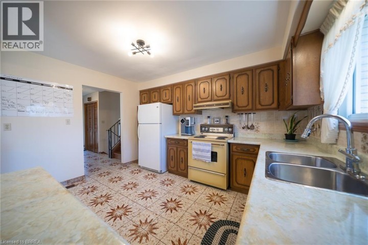 Photo 9 at 32 Avondale Crescent, Echo Place, Brantford