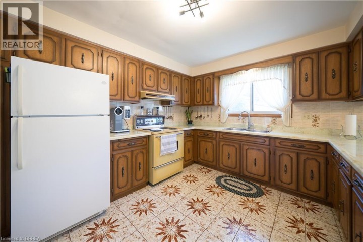 Photo 10 at 32 Avondale Crescent, Echo Place, Brantford