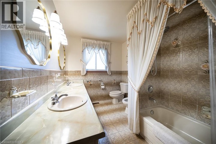 Photo 18 at 32 Avondale Crescent, Echo Place, Brantford