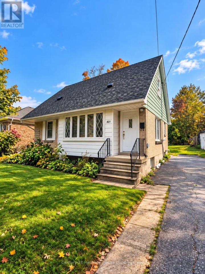 Photo 2 at 821 Wilton Crescent, Woodstock - North, Woodstock