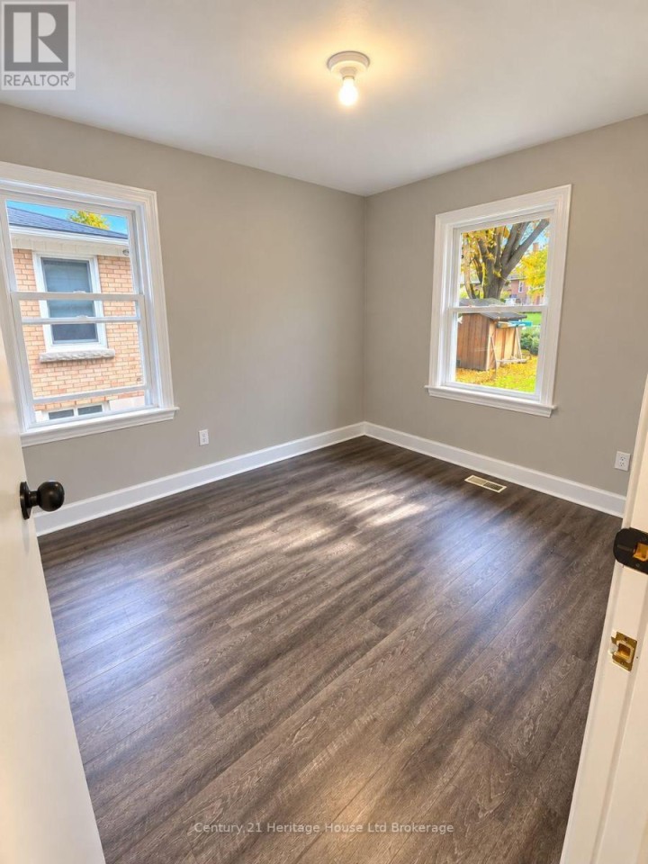 Photo 4 at 821 Wilton Crescent, Woodstock - North, Woodstock