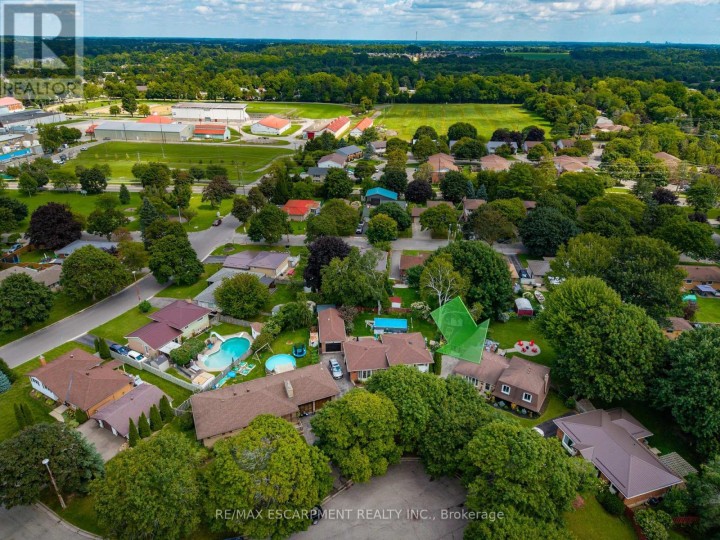 Photo 2 at 9 Normandy Circle, Simcoe, Norfolk County