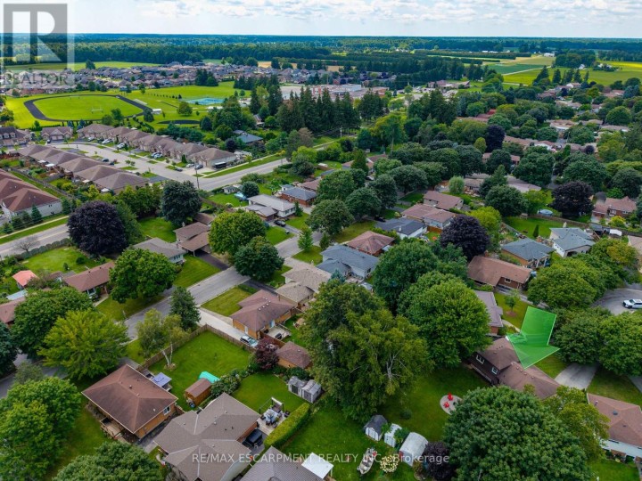 Photo 31 at 9 Normandy Circle, Simcoe, Norfolk County