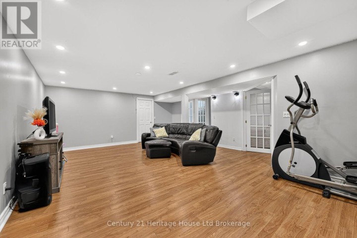Photo 4 at 10 Potters Way, Woodstock - South, Woodstock