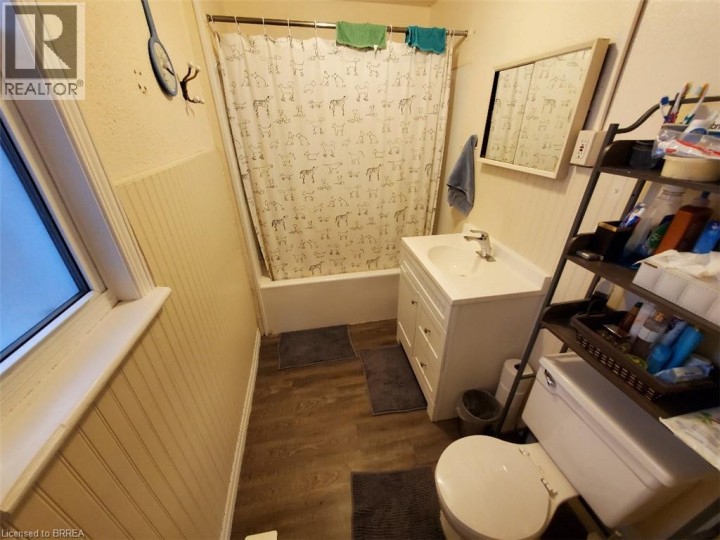 Photo 11 at 86 Victoria Street, Victoria / Arthur, Brantford