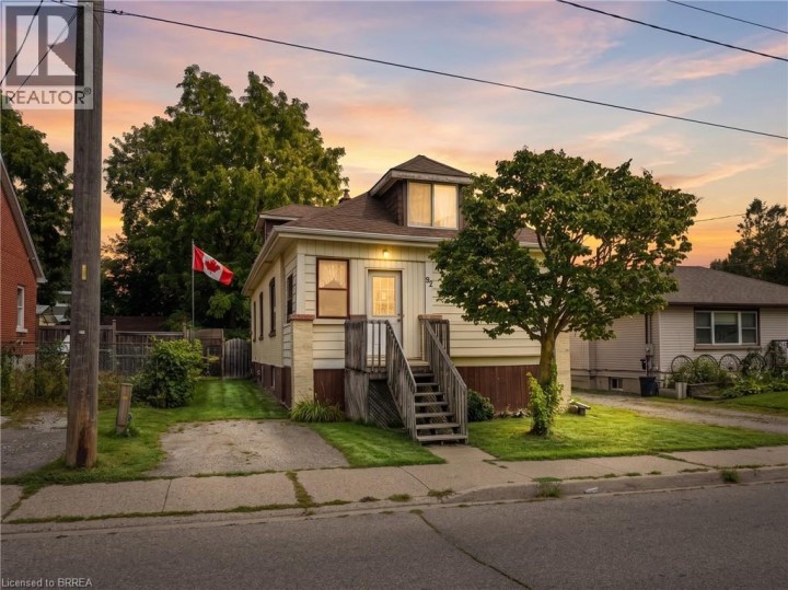 Photo 1 at 92 Mary Street, Victoria / Arthur, Brantford