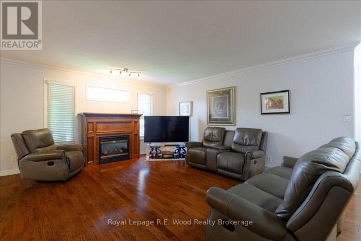 Photo 16 at 2 Oriole Crescent, Woodstock - North, Woodstock