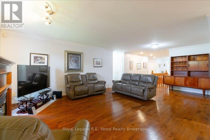 Photo 18 at 2 Oriole Crescent, Woodstock - North, Woodstock