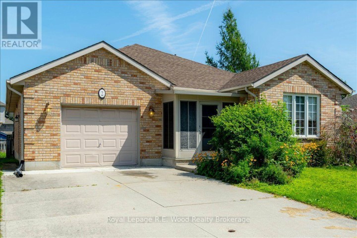 Photo 2 at 2 Oriole Crescent, Woodstock - North, Woodstock