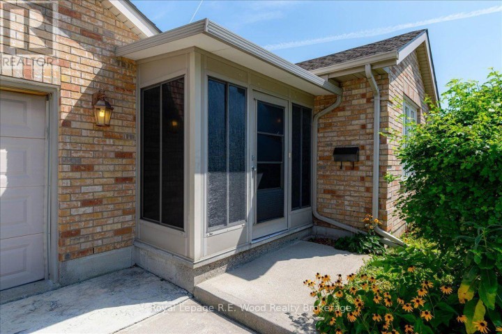 Photo 3 at 2 Oriole Crescent, Woodstock - North, Woodstock