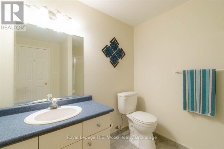 Photo 33 at 2 Oriole Crescent, Woodstock - North, Woodstock
