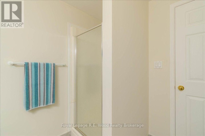 Photo 34 at 2 Oriole Crescent, Woodstock - North, Woodstock