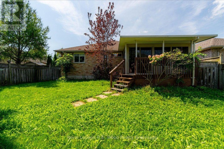 Photo 40 at 2 Oriole Crescent, Woodstock - North, Woodstock