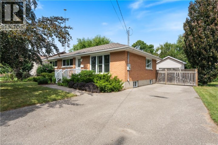 Photo 2 at 25 Wayne Drive, Fairview / Greenbrier, Brantford