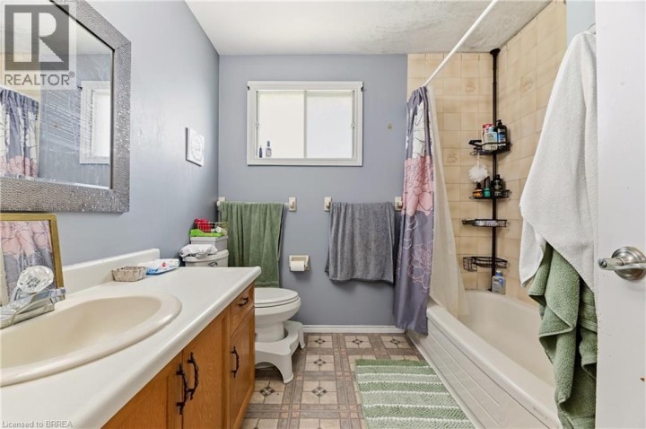 Photo 14 at 82 Beaver Crescent, Brantwood Park, Brantford
