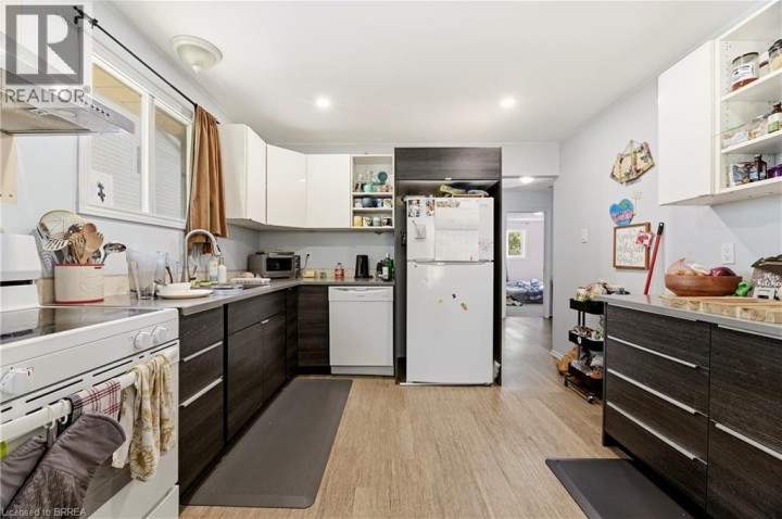 Photo 5 at 82 Beaver Crescent, Brantwood Park, Brantford