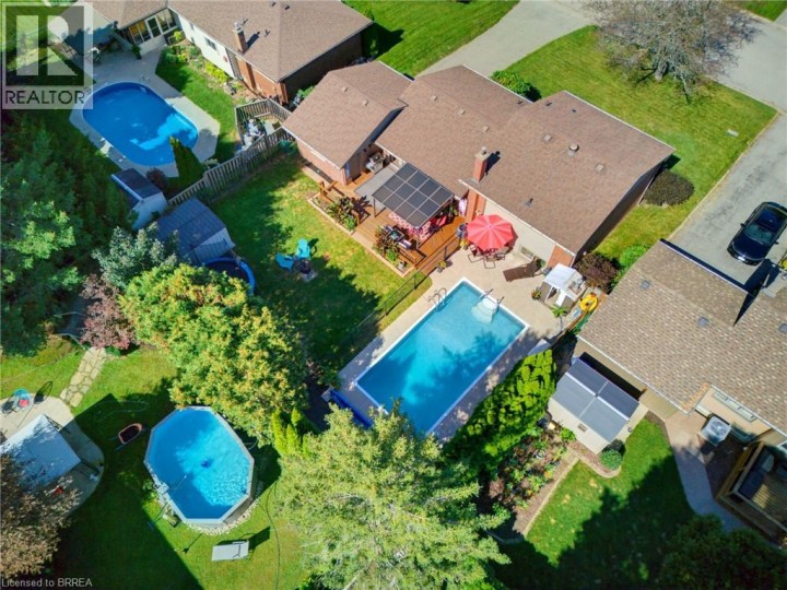 Photo 9 at 27 Brier Crescent, Brier Park, Brantford