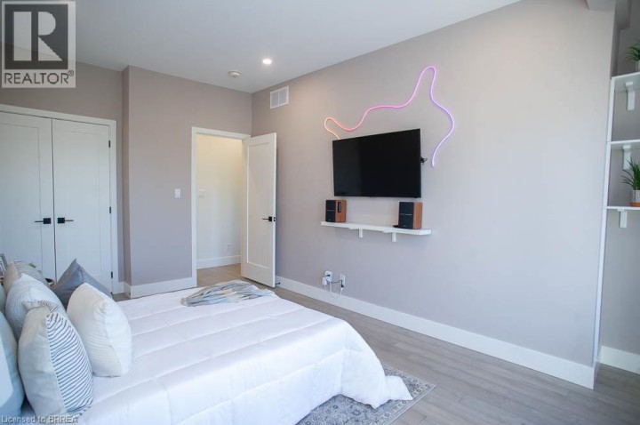 Photo 24 at 4 Harris Avenue, Terrace Hill, Brantford