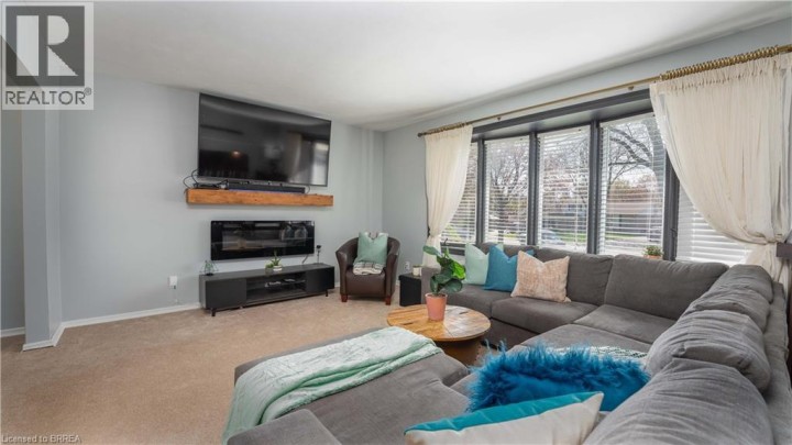 Photo 4 at 10 Aaron Place, Grand Woodlands, Brantford