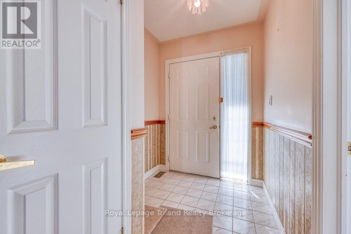 Photo 2 at 10 Armstrong Drive, Tillsonburg Photo 2 at 10 Armstrong Drive, Tillsonburg