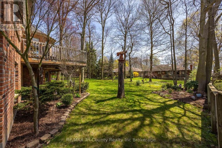 Photo 2 at 11 Woodside Drive, Tillsonburg Photo 2 at 11 Woodside Drive, Tillsonburg