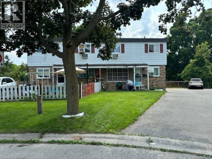 Photo 3 at 19 Brenda Court, Brantford Photo 3 at 19 Brenda Court, Brantford