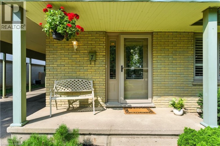 Photo 2 at 7 Palm Crescent, Brantford Photo 2 at 7 Palm Crescent, Brantford