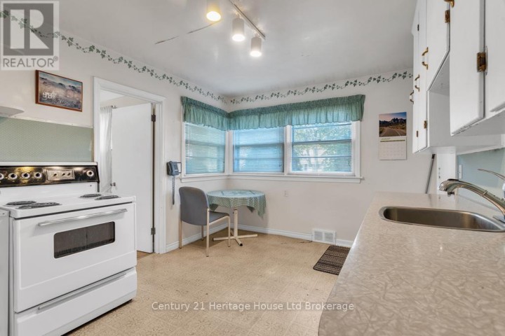 Photo 13 at 10 Parkside Drive, Tillsonburg Photo 13 at 10 Parkside Drive, Tillsonburg