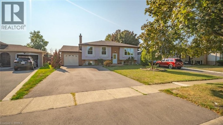 Photo 2 at 14 Melbourne Crescent, Brantford Photo 2 at 14 Melbourne Crescent, Brantford