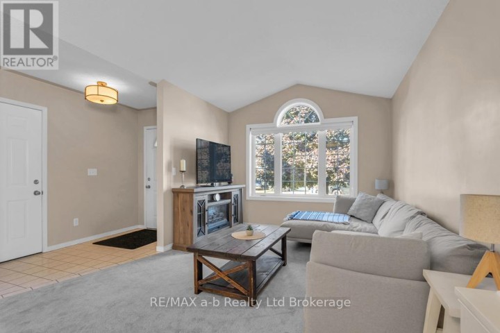 Photo 2 at 32 Magnolia Drive, Tillsonburg Photo 2 at 32 Magnolia Drive, Tillsonburg